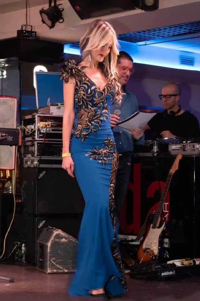 Abito lungo a sirena blu elettrico Chanttal con inserto in tulle ricamato e piume decorative